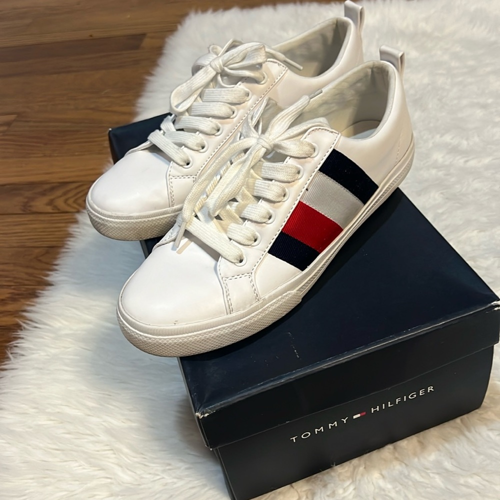 Tommy Hilfiger white sneakers/keds. A classic style